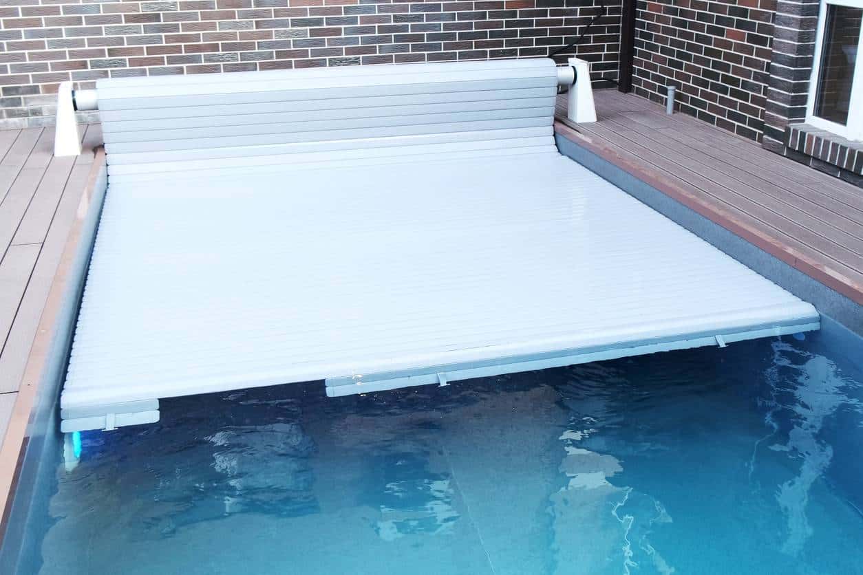 piscine volet roulant hors sol installation couverture rideau protection bassin